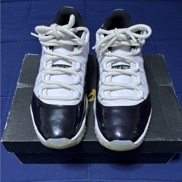 Air Jordan 11 Retro Low Emerald 2018 Size 9